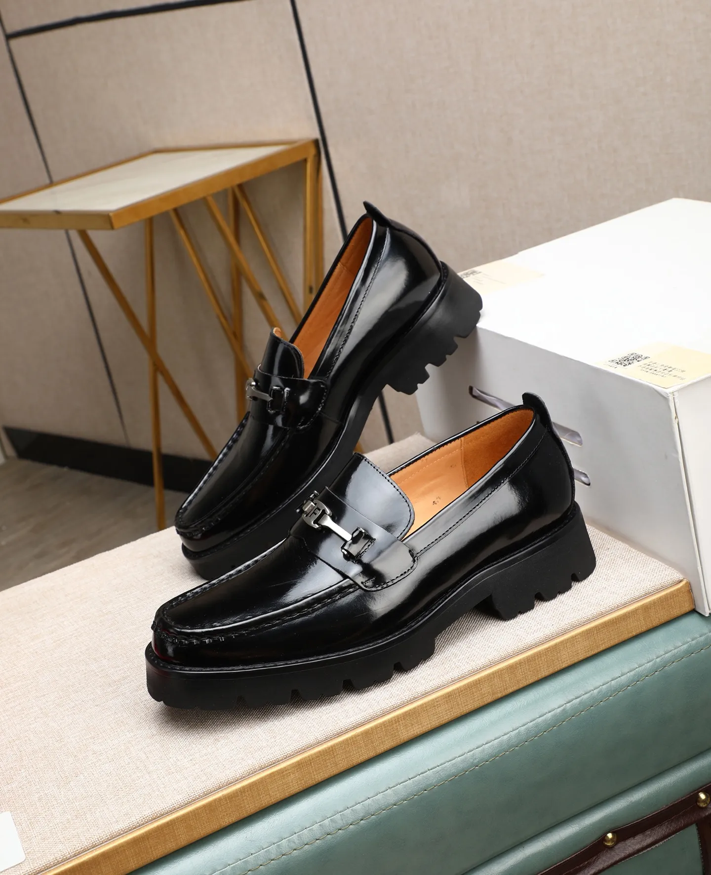 Men's shoes 💰500 📛📛(water-dyed cow lining) Salvatore Ferragamo high-end (Salvatore Ferragamo) is the top international luxury footwear brand. It comes from the fashion kingdom of Italy. It is famous all over the world for its traditional handmade design and novel styles...🚶🏻🚶🏻New suit shoes are available simultaneously at the counter. This model is purely handmade. The fabric is imported Italian calfskin➕soft water-dyed cowhide lining. Original authentic outsole🌀🌀Size: 38➖44.